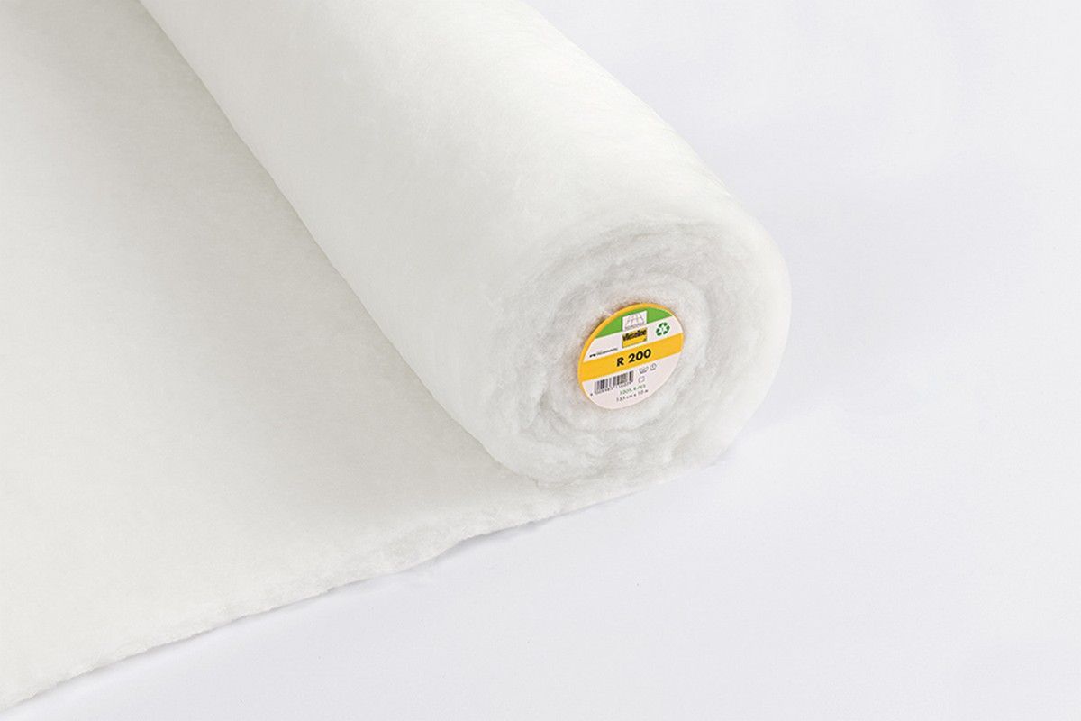 Volume fleece extremely bulky R200 white, +++ 1,55x10m, 100% R-PES, 200 g/m² Volume fleece extremely bulky R200 white, +++ 1,55x10m, 100% R-PES, 200 g/m²