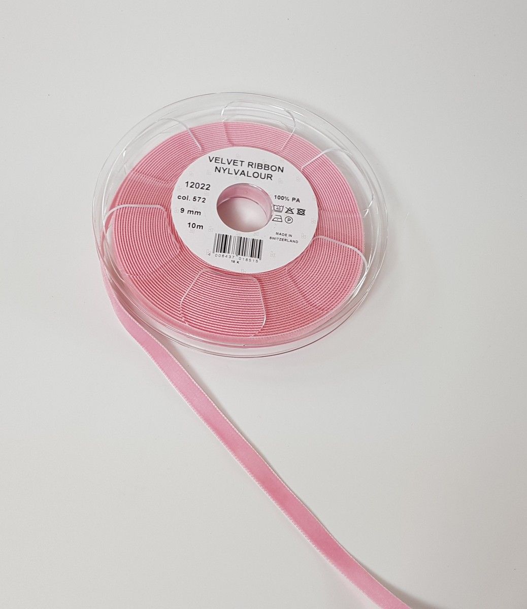 Nylvalour Samtband 9 mm , Fb. 572 blush rose festkantig; 100 % PA (Nylon) Nylvalour Samtband 9 mm , Fb. 572 blush rose festkantig; 100 % PA (Nylon)
